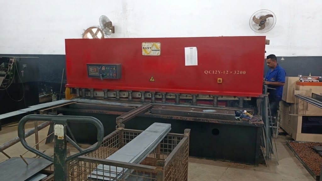 Equipamento para corte de metais na área produtiva da SAT Belfort