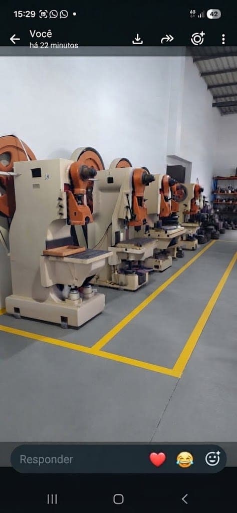Linha de prensas na área de produção da SAT Belfort